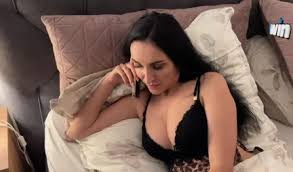 شرموطة ترتدي اندر ساخن وتنام بجواري سكس على السرير